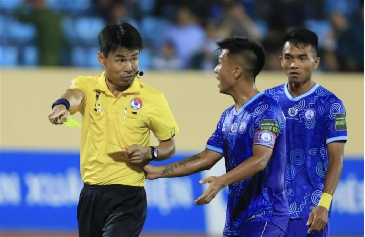 V-League có những mảng tối mà người trong cuộc đôi khi cũng không hiểu hết, chuyện trọng tài chưa bao giờ hết thời sự. Ảnh: Anh Tú V-League có những mảng tối mà người trong cuộc đôi khi cũng không hiểu hết, chuyện trọng tài chưa bao giờ hết thời sự. Ảnh: Anh Tú