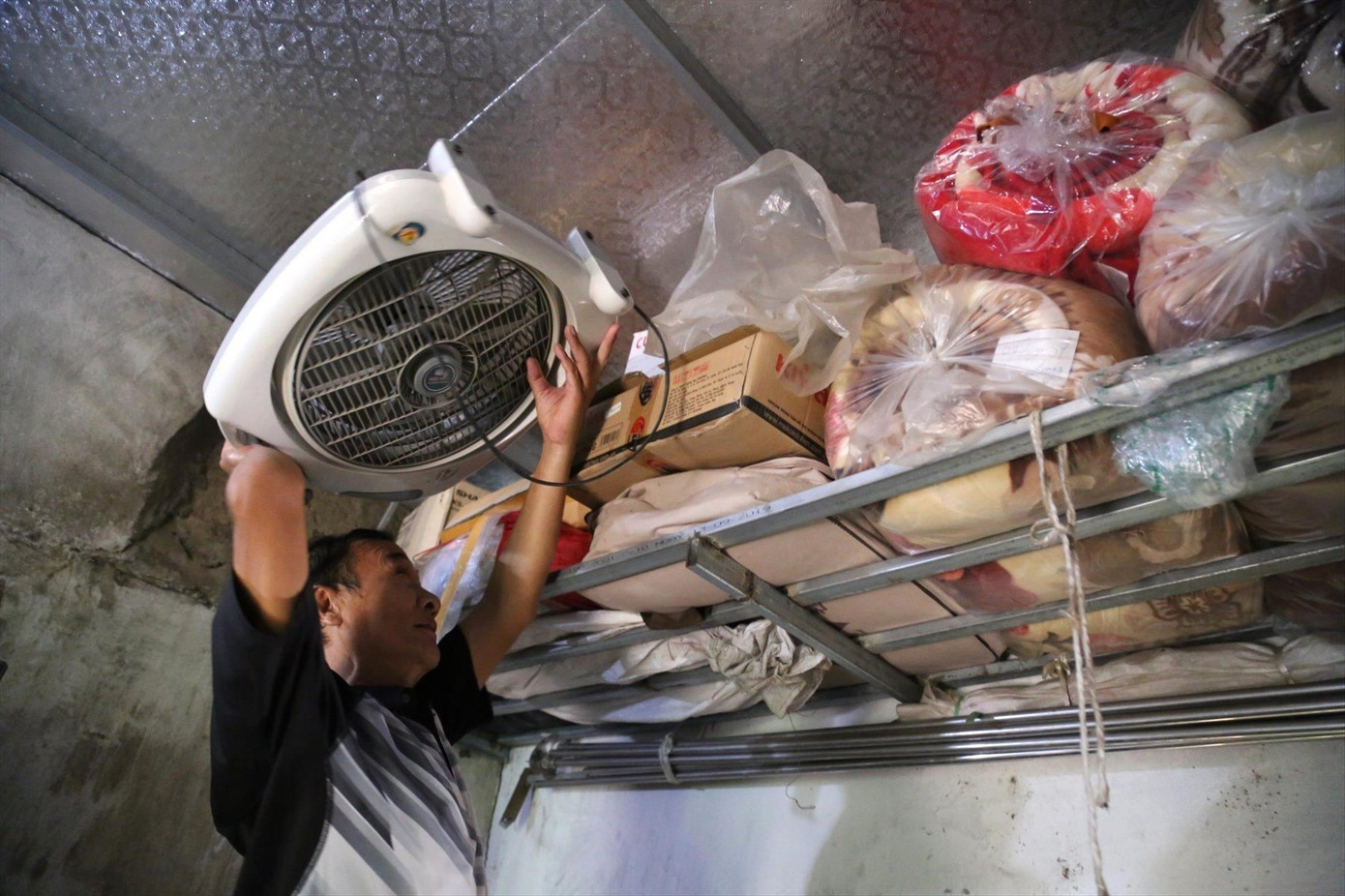 Ông Nguyễn Văn Bằng chủ động kê cao tài sản trước mùa mưa lụt. Ông Nguyễn Văn Bằng chủ động kê cao tài sản trước mùa mưa lụt.