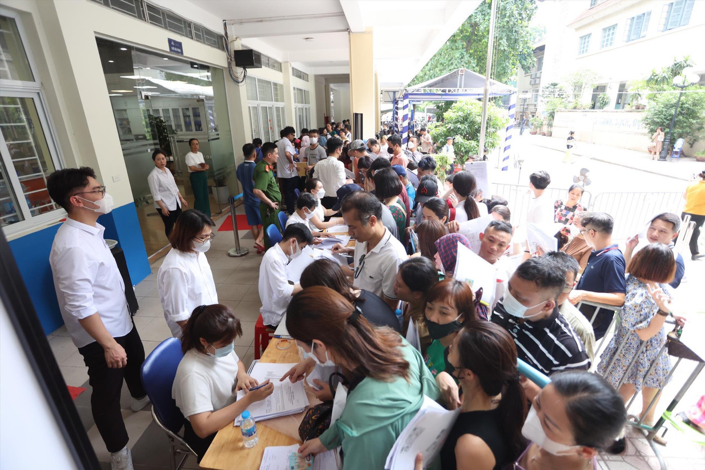 Năm học 2023-2024, tại một số trường ở Hà Nội, phụ huynh phải xếp hàng xuyên đêm mua hồ sơ nhập học cho con.