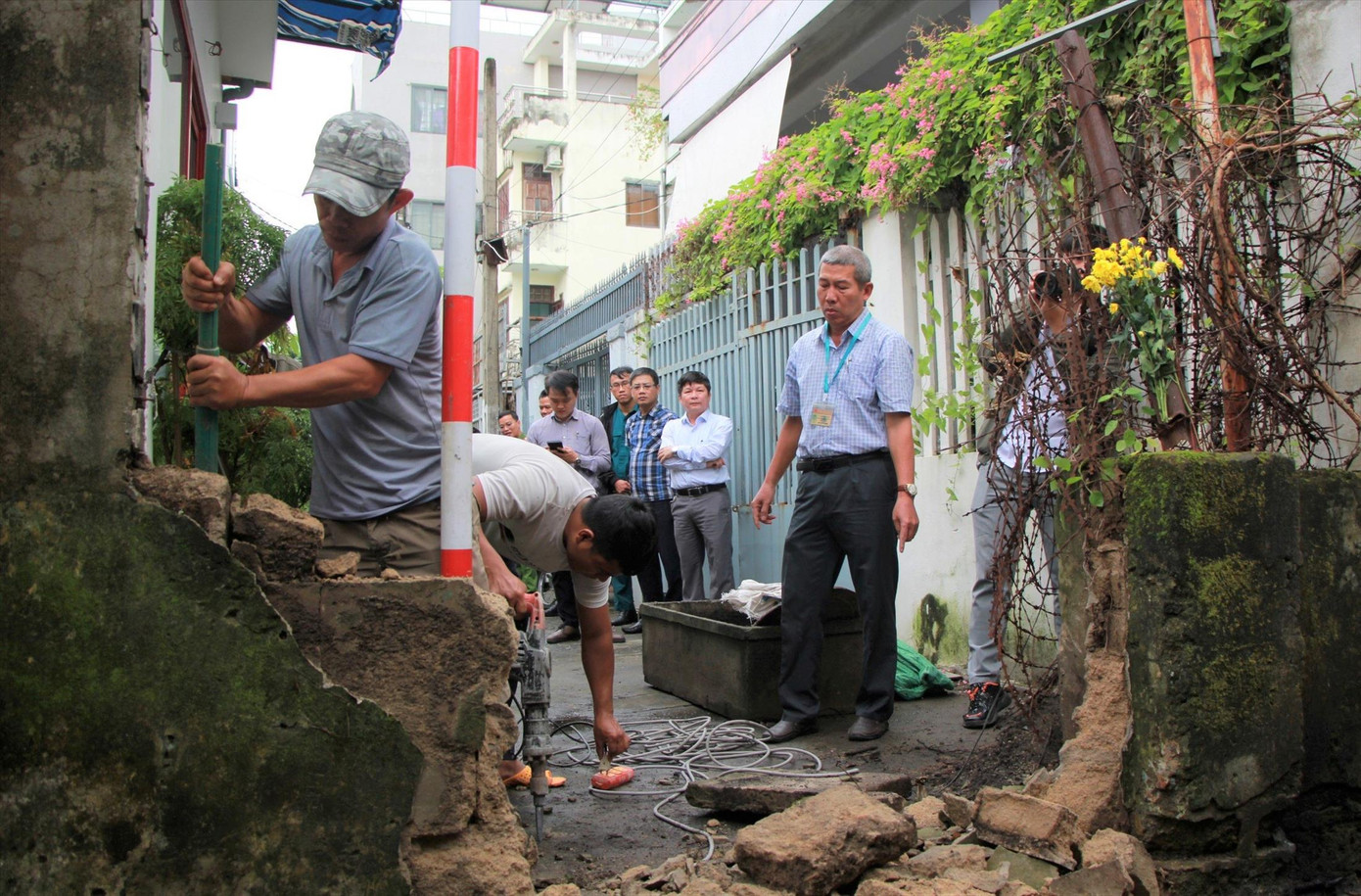 Bức tường ngăn cách hai kiệt được đập bỏ trong sự đồng thuận của người dân. Ảnh: C.C