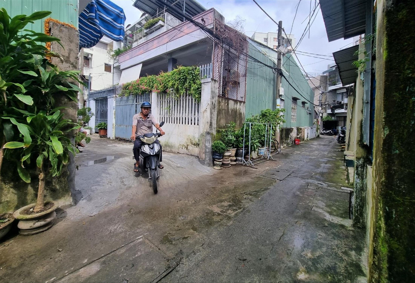 Người dân đi lại thuận tiện hơn khi bức tường án ngữ 50 năm bị xóa sổ. Ảnh: Thanh Trần