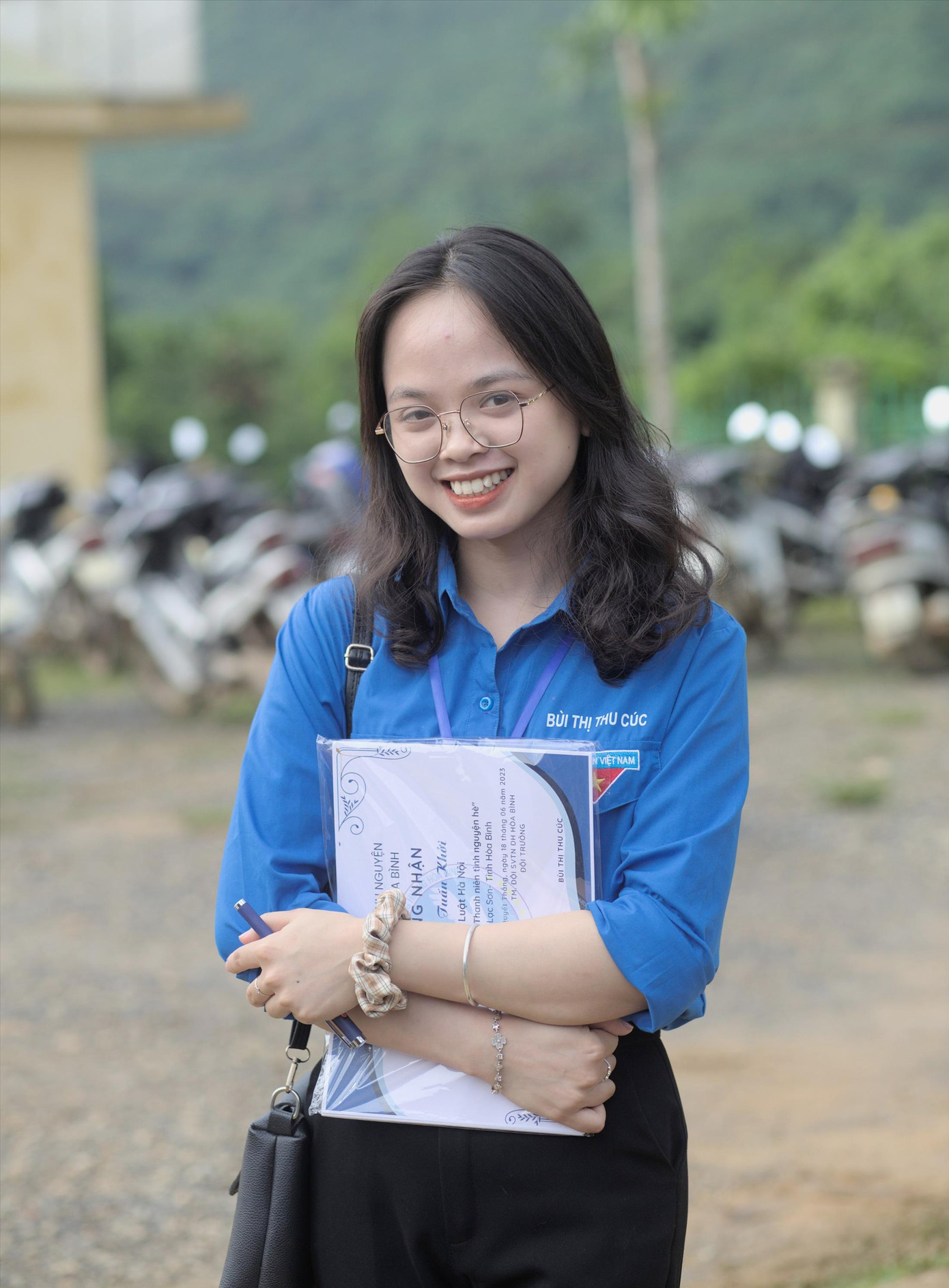 Thu Cúc (sinh viên trường ĐH Luật Hà Nội) tham gia hoạt động tình nguyện ở xã Quyết Thắng, huyện Lạc Sơn, tỉnh Hòa Bình Thu Cúc (sinh viên trường ĐH Luật Hà Nội) tham gia hoạt động tình nguyện ở xã Quyết Thắng, huyện Lạc Sơn, tỉnh Hòa Bình