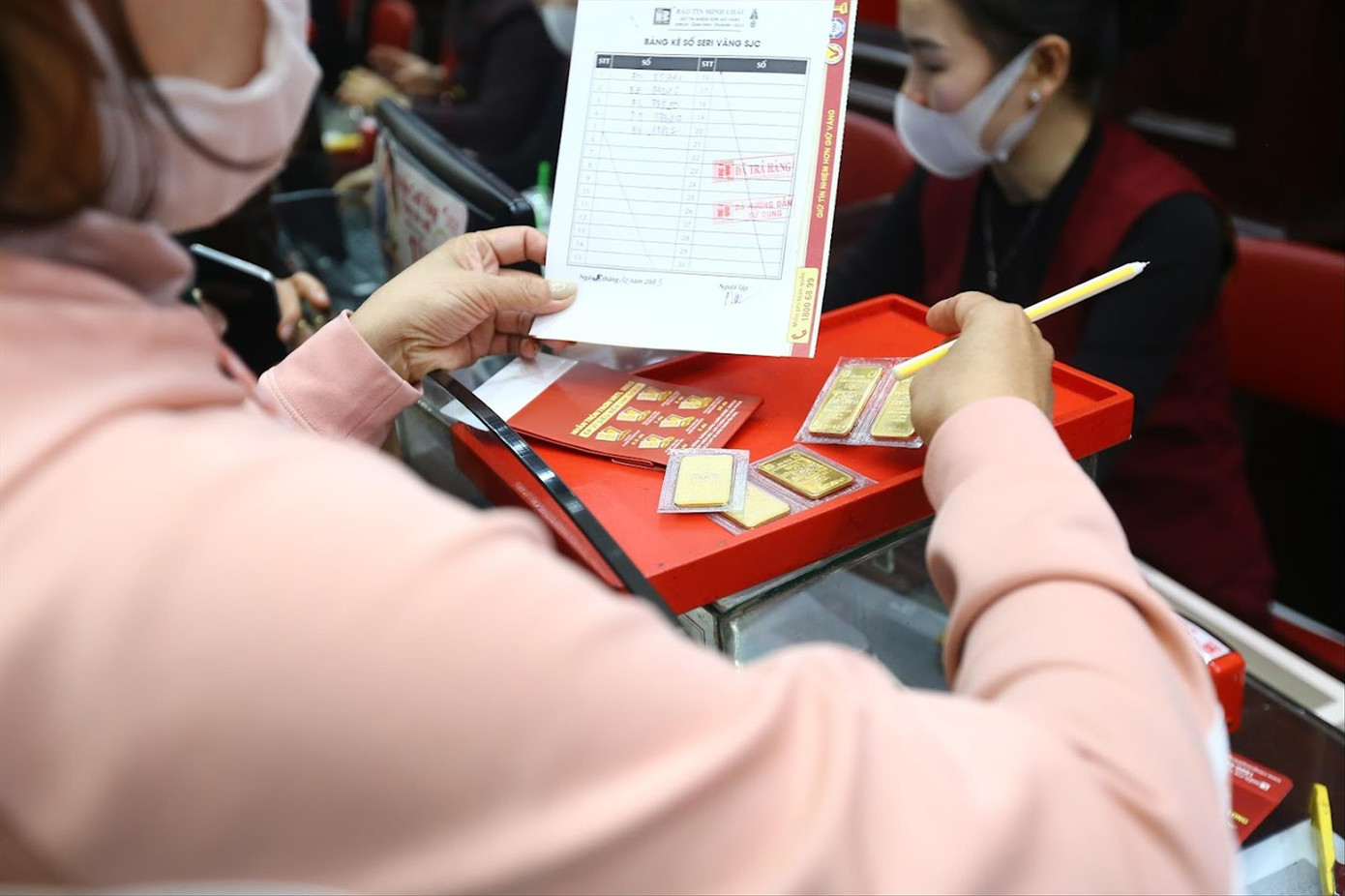 Người dân đổ xô mua vàng những ngày qua. Ảnh: Duy Phạm Người dân đổ xô mua vàng những ngày qua. Ảnh: Duy Phạm