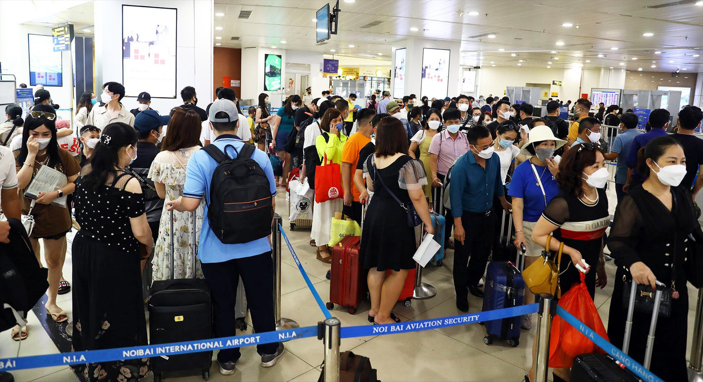 Hành khách qua sân bay Nội Bài bắt đầu tăng cao những ngày cận Tết. Ảnh: Hữu Việt Hành khách qua sân bay Nội Bài bắt đầu tăng cao những ngày cận Tết. Ảnh: Hữu Việt