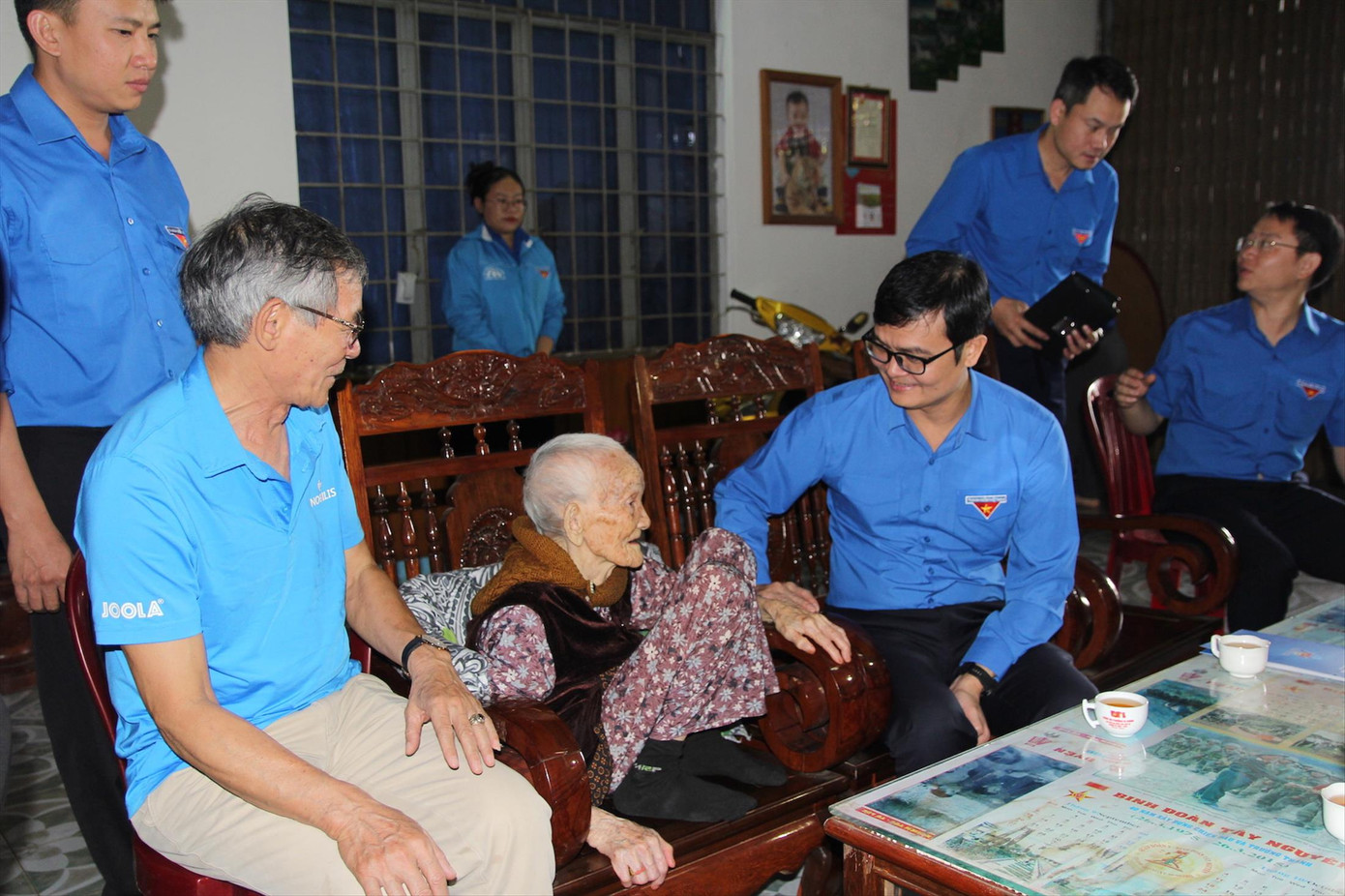 Anh Bùi Quang Huy, Bí thư thứ nhất T.Ư Đoàn thăm Mẹ Việt Nam Anh hùng Nguyễn Thị Mười (104 tuổi) Anh Bùi Quang Huy, Bí thư thứ nhất T.Ư Đoàn thăm Mẹ Việt Nam Anh hùng Nguyễn Thị Mười (104 tuổi)