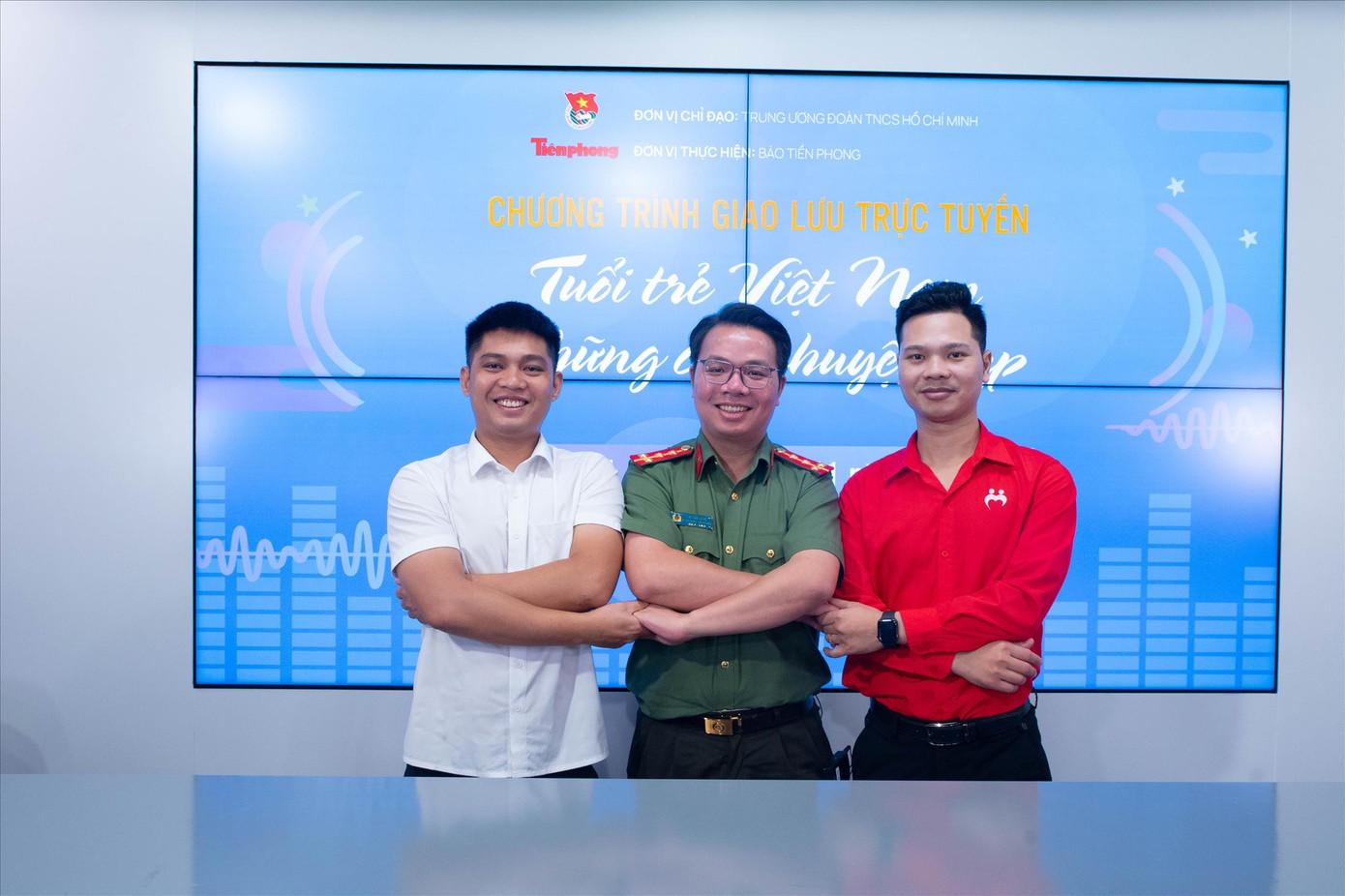 Chủ nhiệm dự án Hà Nội Xanh Nguyễn Tiến Huy, Đại úy Lò Văn Long và Chủ tịch Hội Thanh niên vận động hiến máu Hà Nội Trịnh Xuân Thủy (từ trái sang) giao lưu tại chương trình