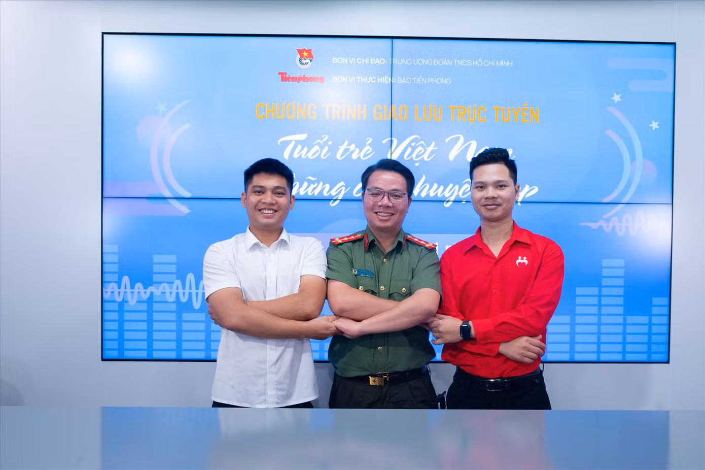 Chủ nhiệm dự án Hà Nội Xanh Nguyễn Tiến Huy, Đại úy Lò Văn Long và Chủ tịch Hội Thanh niên vận động hiến máu Hà Nội Trịnh Xuân Thủy (từ trái sang) giao lưu tại chương trình