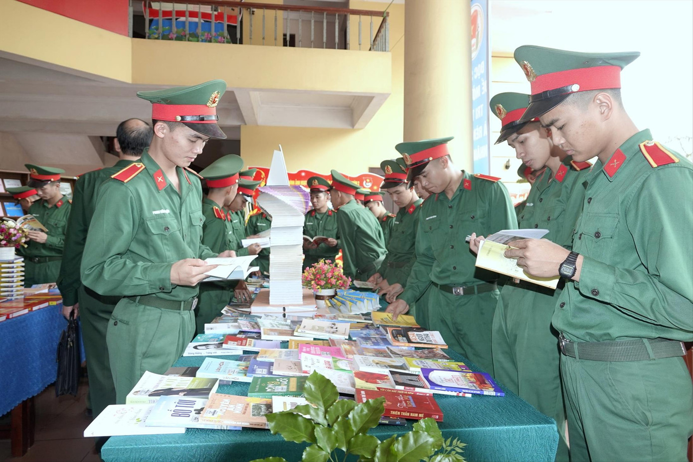 Học viên Trường Sĩ quan Lục quân 1 hưởng ứng Ngày sách Việt Nam năm 2023. Ảnh: Nguyễn Minh Học viên Trường Sĩ quan Lục quân 1 hưởng ứng Ngày sách Việt Nam năm 2023. Ảnh: Nguyễn Minh