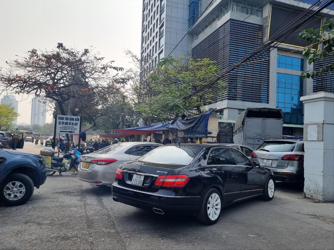 Khủng hoảng nhân sự đăng kiểm khiến nhiều trung tâm đang ùn tắc. Ảnh chụp tại Trung tâm 29-03V (Cầu Giấy, Hà Nội). Ảnh: Ngọc Mai