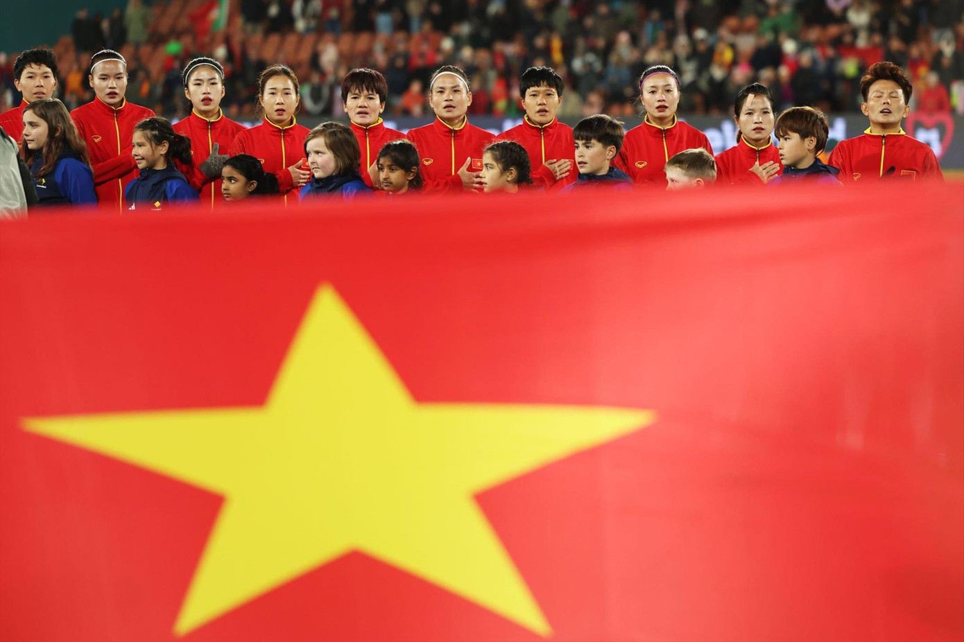 ĐT nữ Việt Nam gây xúc động với màn hát quốc ca ở World Cup 2023. Ảnh: Getty Images