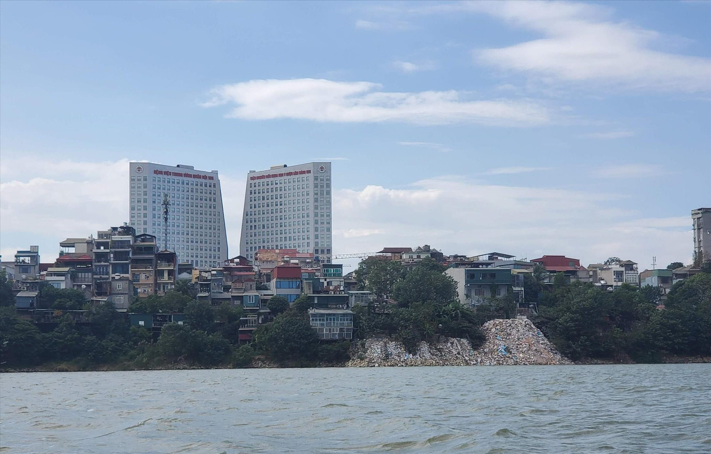 Nhìn từ dưới sông Hồng, nhiều nơi ở hai bên bờ sông xấu xí. Ảnh: Long Vân