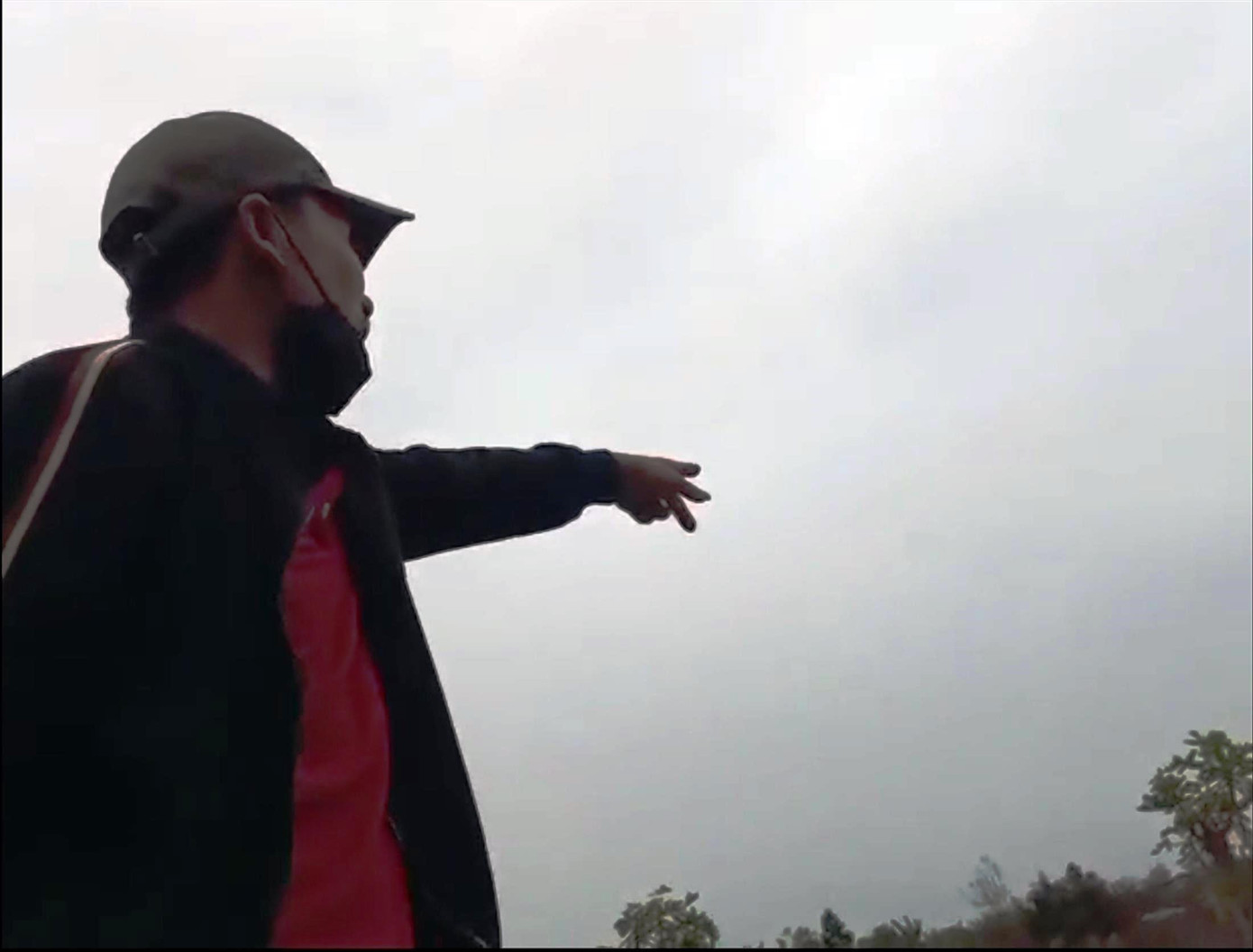 Cảnh người đàn ông tên Bính giới thiệu khu đất bãi cho phóng viên Cảnh người đàn ông tên Bính giới thiệu khu đất bãi cho phóng viên