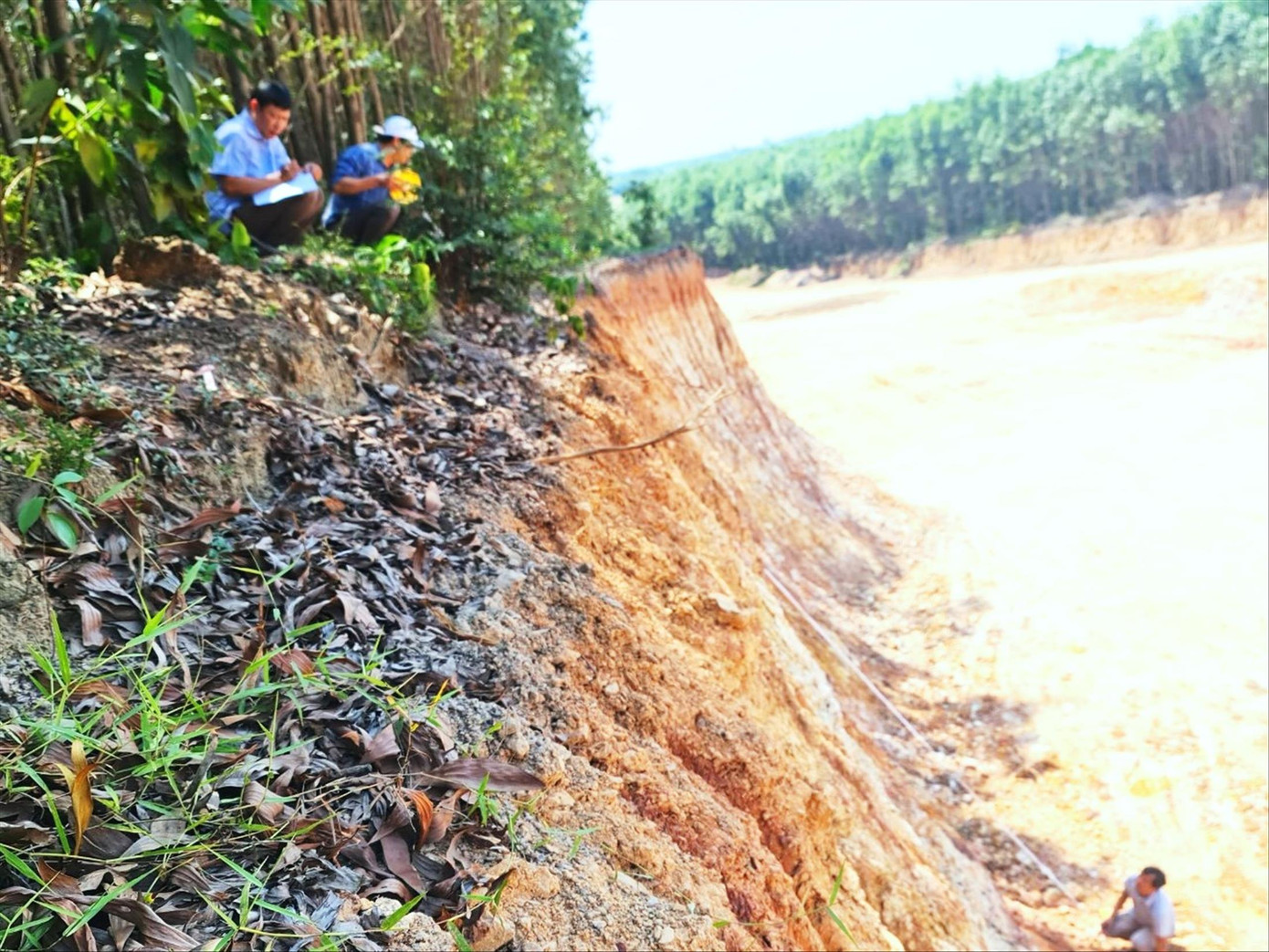 Phóng viên dùng thước dây kéo đo được ở khu vực này đất bị lấy đoạn sâu nhất hơn 8 m