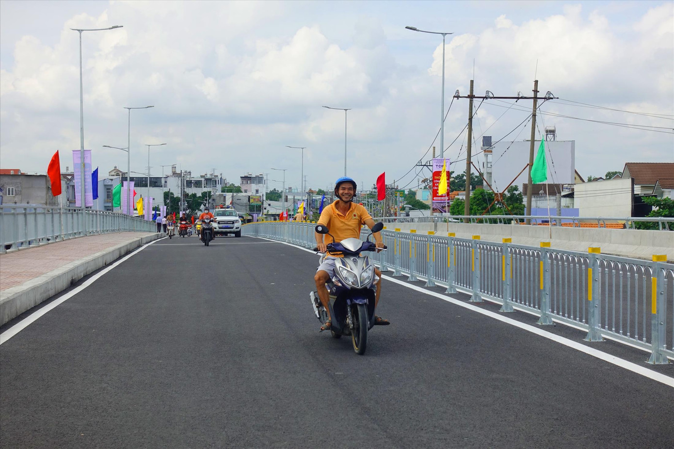 Người dân phấn khởi đi qua cầu Long Kiểng mới. Ảnh: HH Người dân phấn khởi đi qua cầu Long Kiểng mới. Ảnh: HH