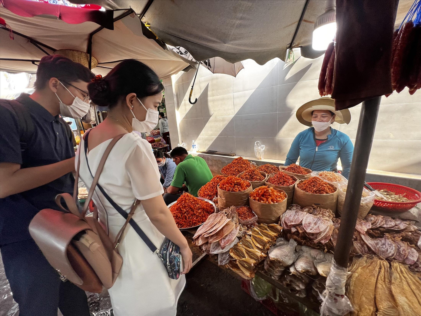 Hàng Tết nhà làm bán đầy ở các chợ truyền thống. Ảnh: U.P