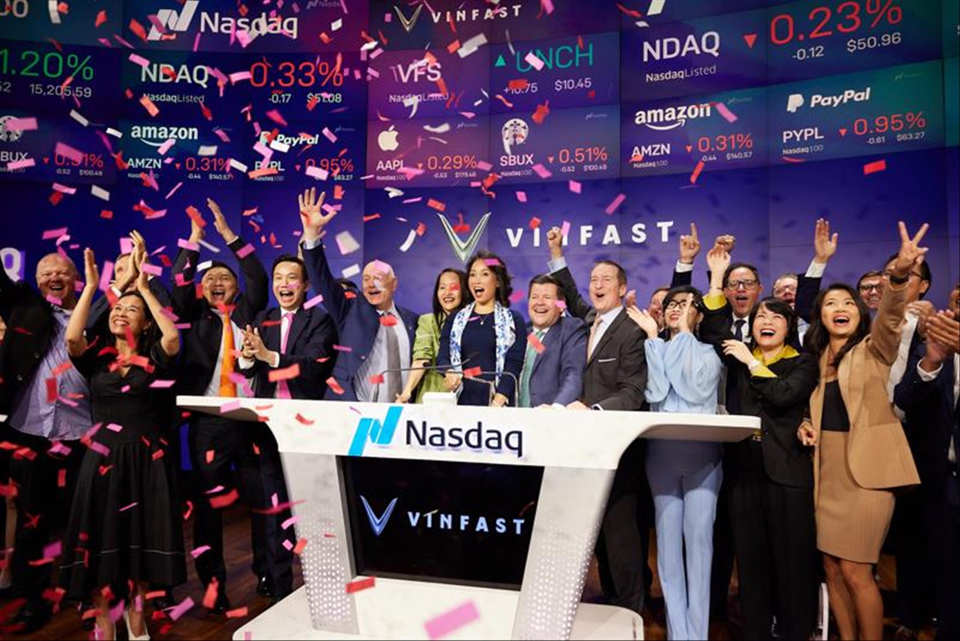 Lãnh đạo VinFast và các cộng sự, đối tác vui mừng khi VinFast chính thức niêm yết trên sàn Nasdaq