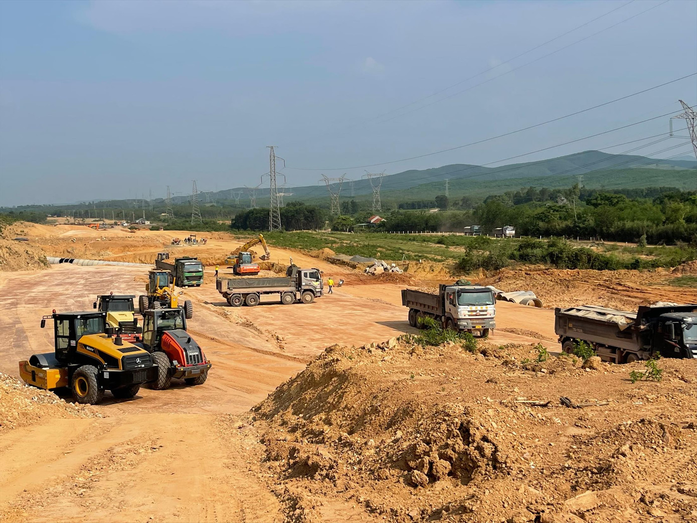 Cao tốc Bắc – Nam đoạn qua Quảng Bình đang được gấp rút thi công Cao tốc Bắc – Nam đoạn qua Quảng Bình đang được gấp rút thi công