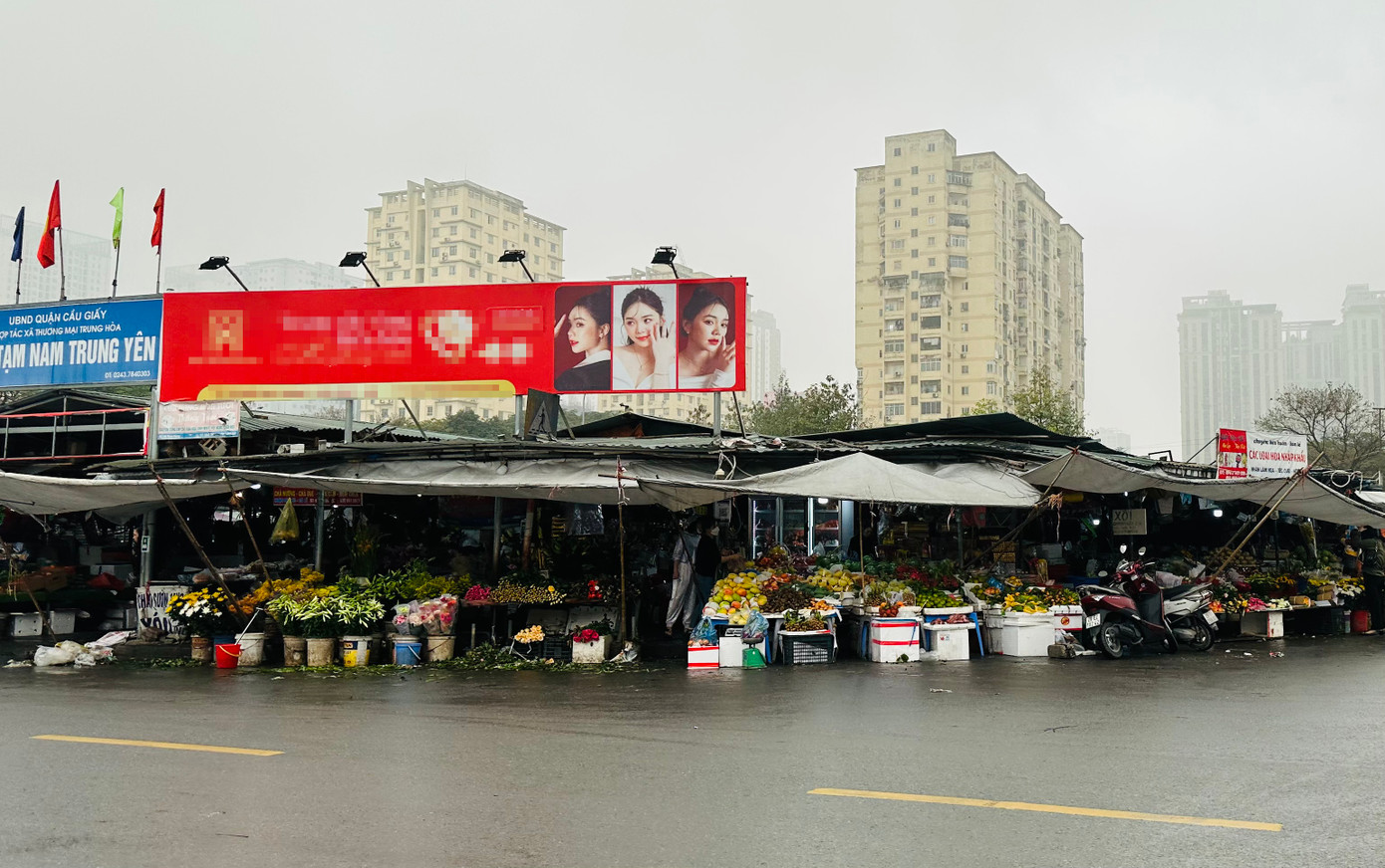 Chợ đìu hiu, vắng người mua bán. Ảnh: Như Ý