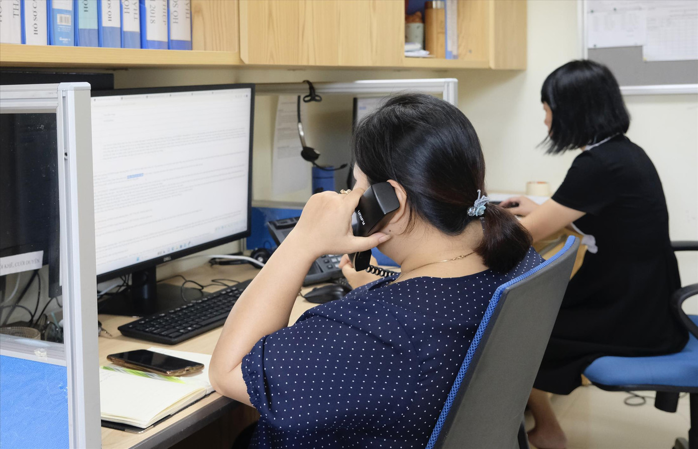 Nhân viên tư vấn tại Tổng đài 111 luôn trong trạng thái sẵn sàng tiếp nhận cuộc gọi nhờ giúp đỡ từ trẻ em Nhân viên tư vấn tại Tổng đài 111 luôn trong trạng thái sẵn sàng tiếp nhận cuộc gọi nhờ giúp đỡ từ trẻ em