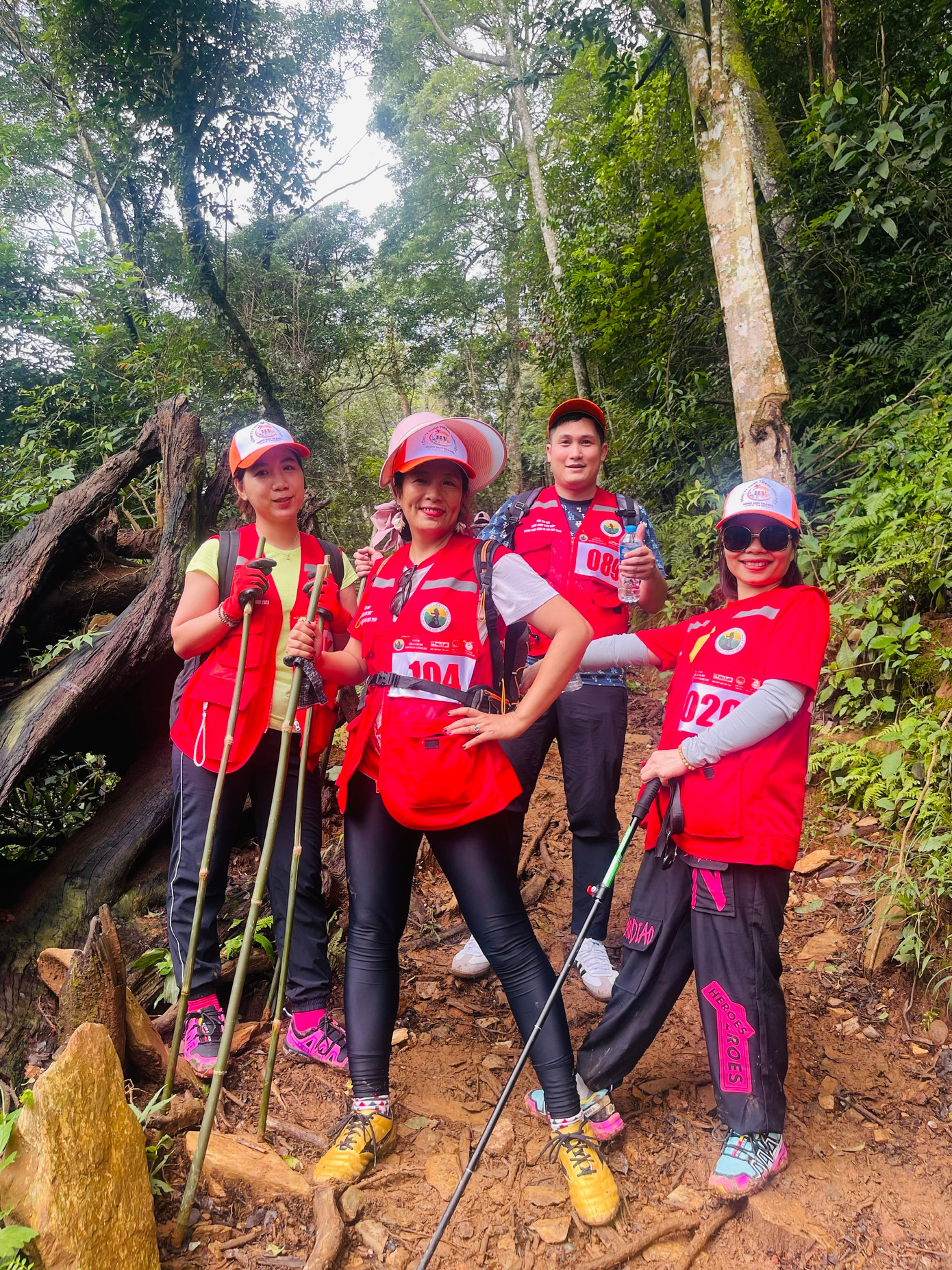 Tác giả (giữa) và các đồng nghiệp trên đường leo núi