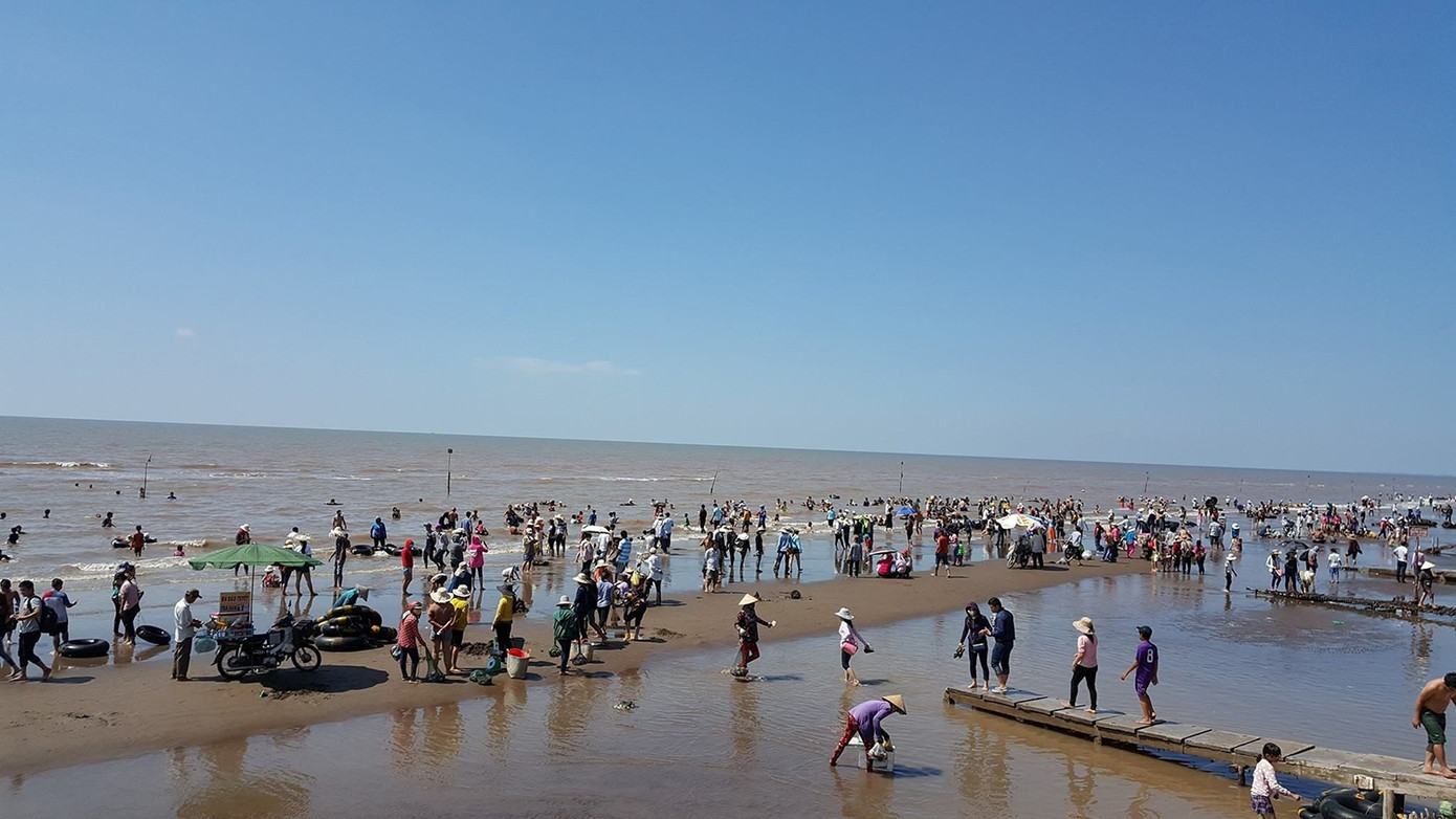 Khách du lịch trải nghiệm tại cồn Bửng