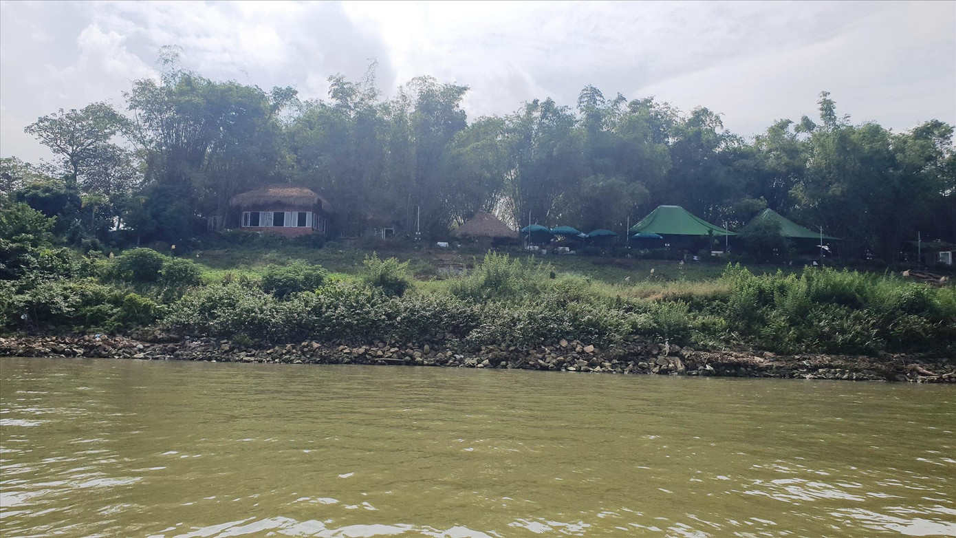 Nhiều chỗ ăn nghỉ núp dưới những lùm cây trên bờ sông Hồng