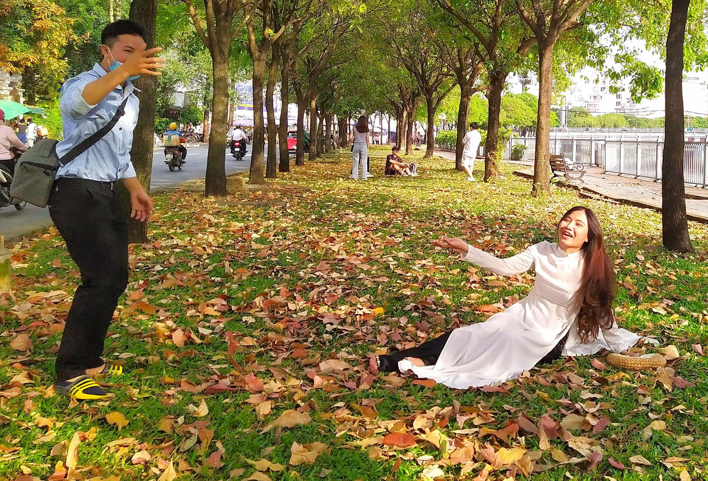 Các bạn trẻ chụp ảnh “Mùa thu vàng” ở đường Trường Sa, TPHCM. Ảnh: Trần Nguyên Anh
