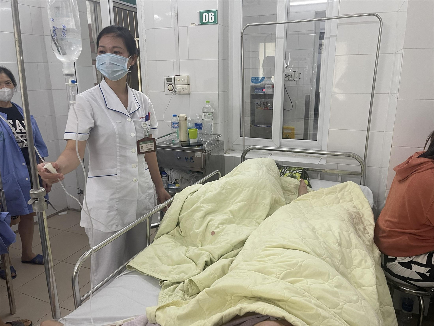 Điều dưỡng Nguyễn Thị Huệ truyền dịch cho bệnh nhân SXH. Ảnh: T.Hà Điều dưỡng Nguyễn Thị Huệ truyền dịch cho bệnh nhân SXH. Ảnh: T.Hà