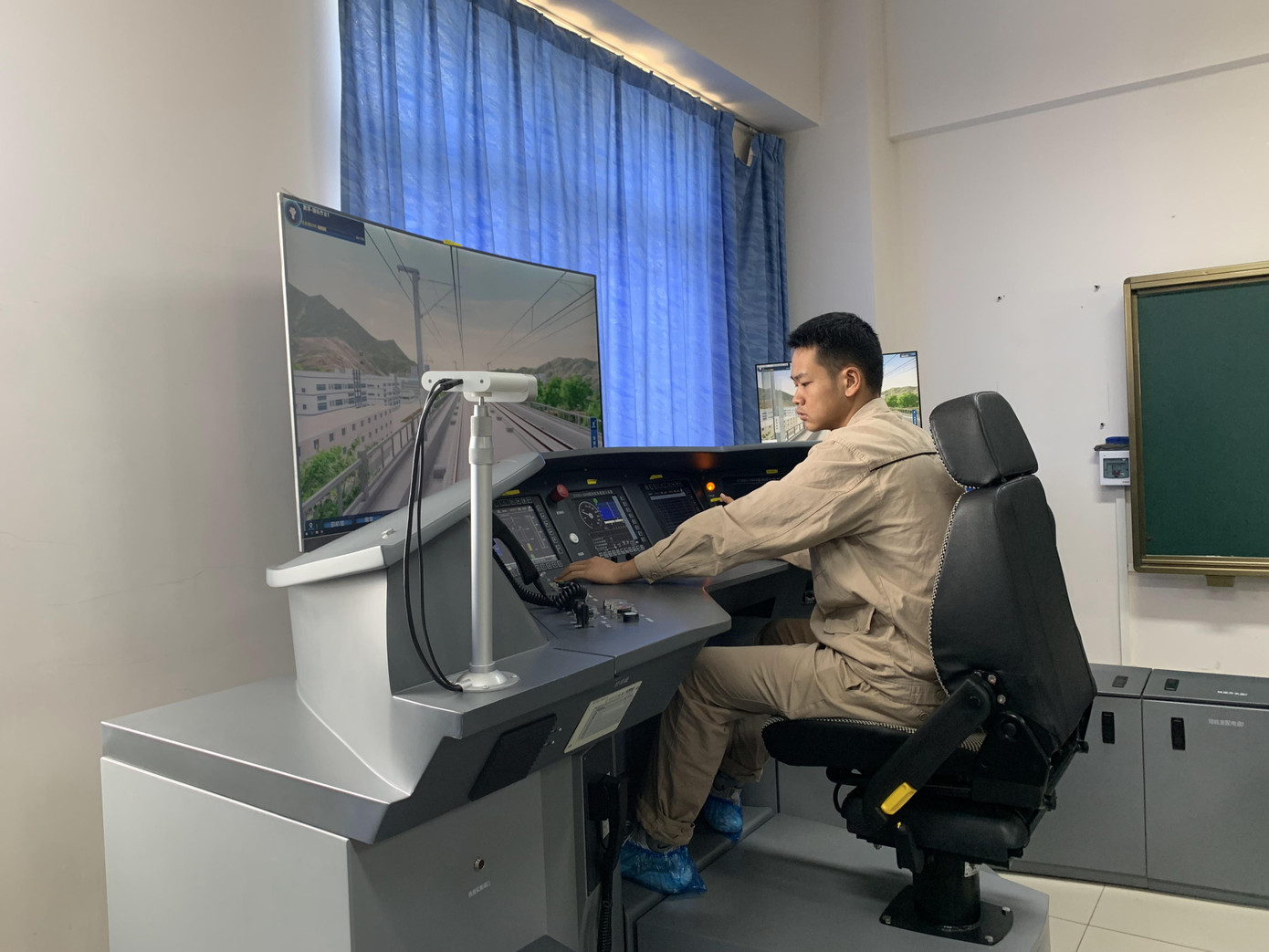 Học viên Lào thực hành lái tàu hỏa cao tốc (mô phỏng) tại Trung Quốc tháng 6/2023. Ảnh: Linh Nhi