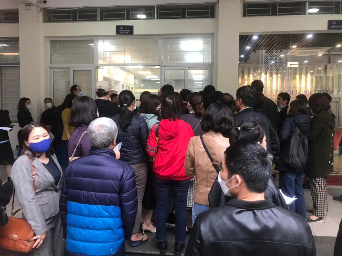 Phụ huynh xếp hàng mua hồ sơ cho con tại Trường THCS – THPT Tạ Quang Bửu (Hà Nội) Phụ huynh xếp hàng mua hồ sơ cho con tại Trường THCS – THPT Tạ Quang Bửu (Hà Nội)