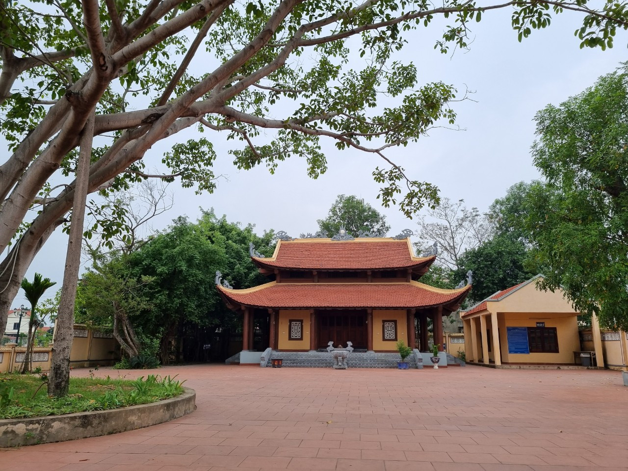 Miếu Trám - nơi diễn ra nghi lễ “Linh tinh tình phộc” Miếu Trám - nơi diễn ra nghi lễ “Linh tinh tình phộc”