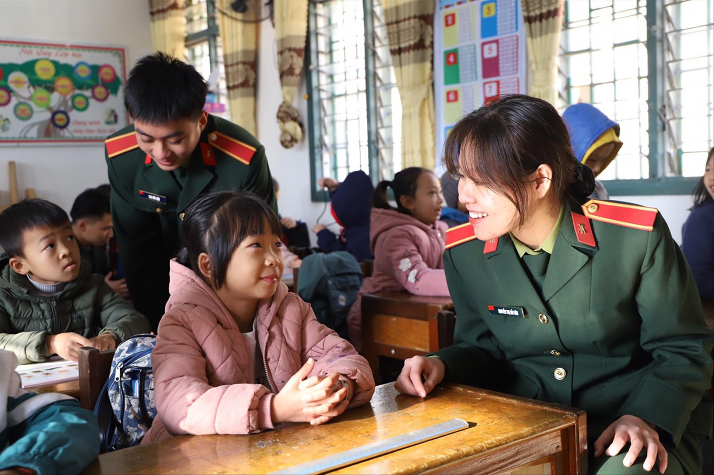 Đoàn viên Học viện KTQS trò chuyện với các em học sinh tiểu học ở xã Đạo Đức Đoàn viên Học viện KTQS trò chuyện với các em học sinh tiểu học ở xã Đạo Đức