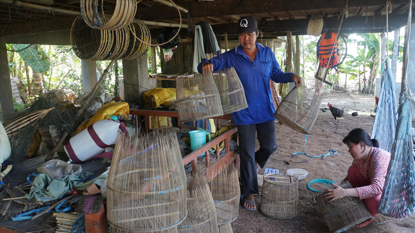 Anh Bùi Phú Toàn mang lọp đi đặt.
