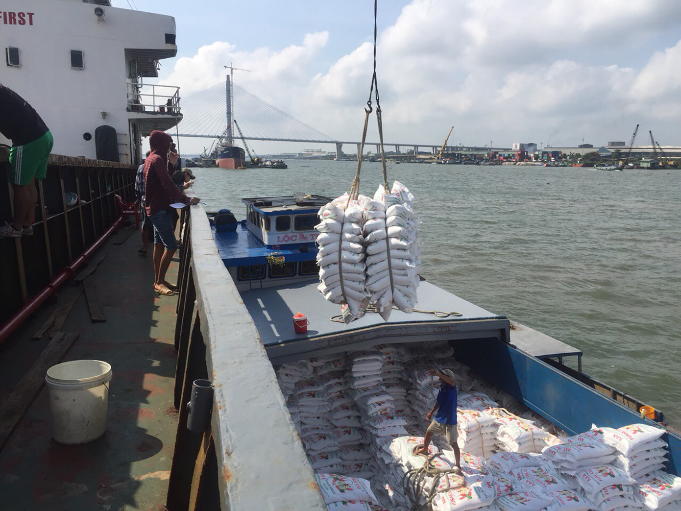 Vận chuyển gạo bằng đường thủy ở ĐBSCL. Ảnh: Cảnh Kỳ