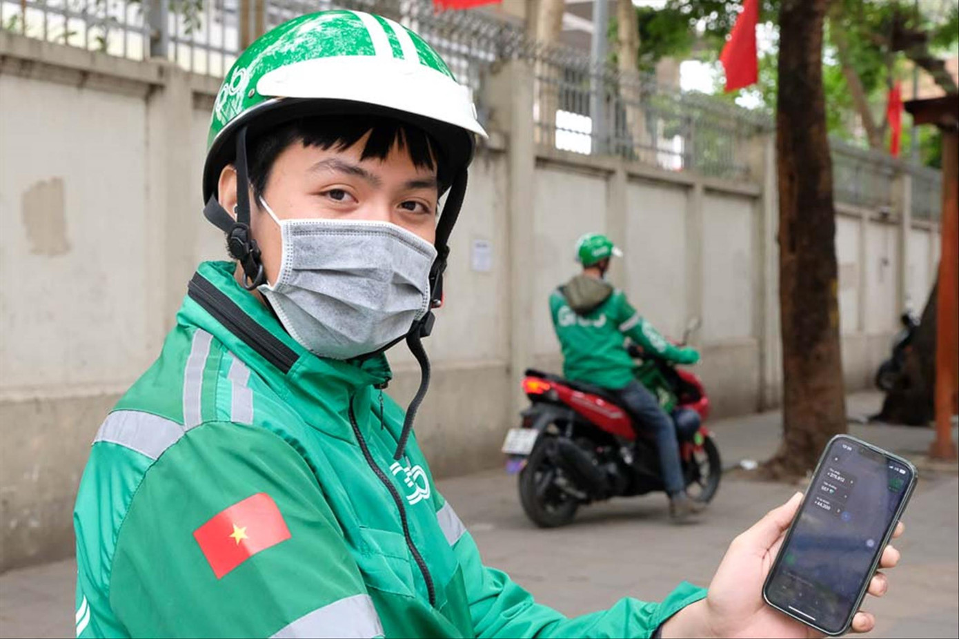 Nguyễn Mạnh Dũng (sinh viên trường Đại học Điện lực Hà Nội) háo hức làm nhân viên giao hàng