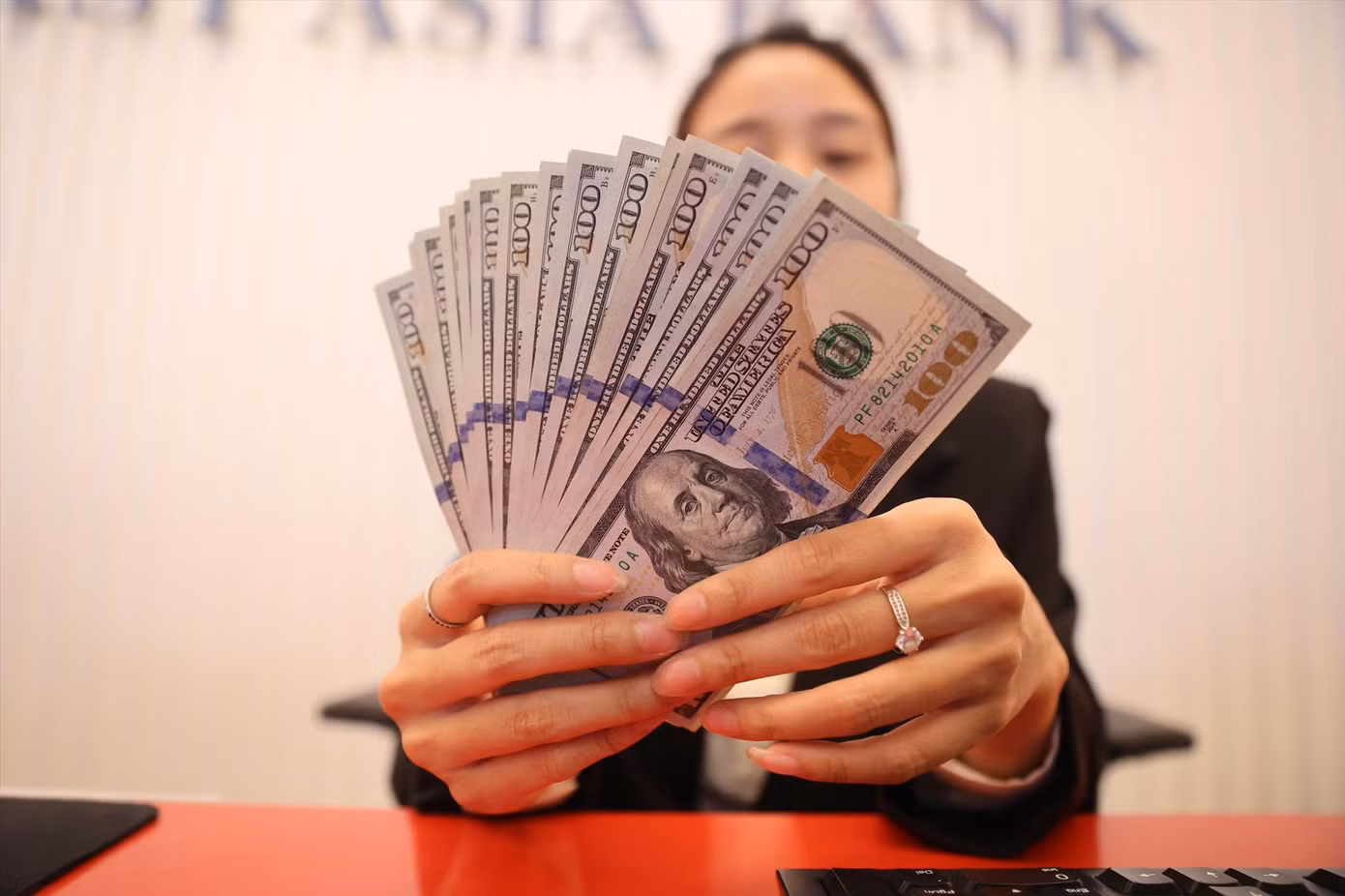 Doanh nghiệp thủy sản chủ yếu vay USD để giao dịch với khách hàng quốc tế. Ảnh: Ngọc Mai