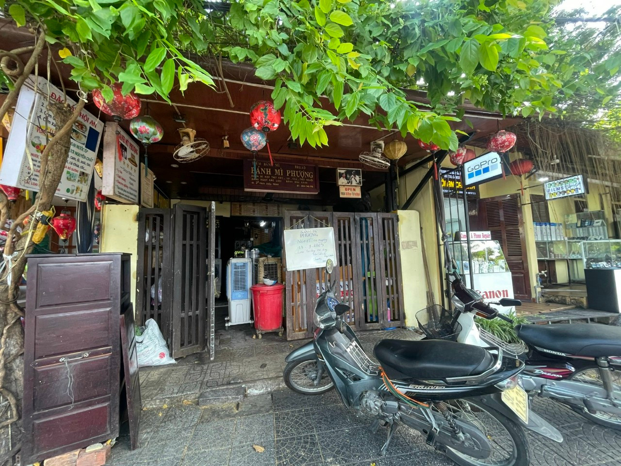 Cơ sở bánh mì Phượng ở Hội An bị đình chỉ hoạt động 3 tháng sau vụ ngộ độc khiến hàng trăm khách hàng ngộ độc do ăn bánh mì. Ảnh: Hoài Văn Cơ sở bánh mì Phượng ở Hội An bị đình chỉ hoạt động 3 tháng sau vụ ngộ độc khiến hàng trăm khách hàng ngộ độc do ăn bánh mì. Ảnh: Hoài Văn