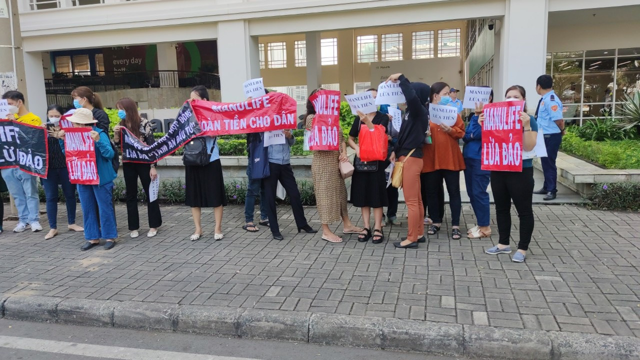 Một số người dân nhiều lần căng băng rôn đòi quyền lợi vì cho rằng, họ bị “hô biến” tiền gửi tiết kiệm thành bảo hiểm nhân thọ Một số người dân nhiều lần căng băng rôn đòi quyền lợi vì cho rằng, họ bị “hô biến” tiền gửi tiết kiệm thành bảo hiểm nhân thọ