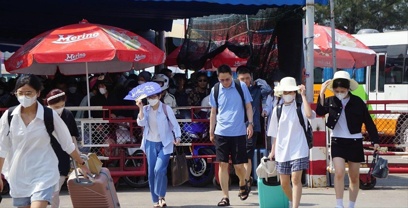 Du khách vạ vật vì cảnh ùn tắc cục bộ tại đường dẫn ra bến phà Cái Viềng. Ảnh: Nguyễn Hoàn Du khách vạ vật vì cảnh ùn tắc cục bộ tại đường dẫn ra bến phà Cái Viềng. Ảnh: Nguyễn Hoàn