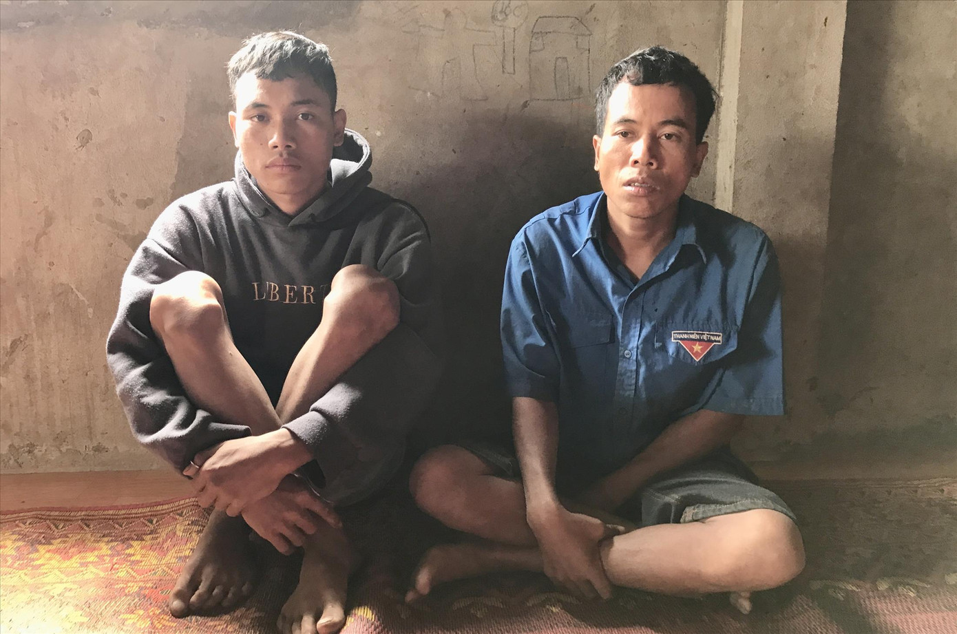 Anh Hồ Văn Xơi (trái) và anh Hồ Văn Son sau khi được bố mẹ giải cứu nộp tiền chuộc về.