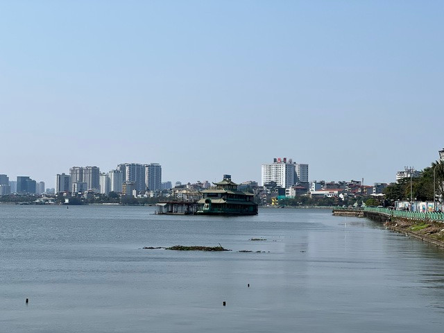 Tàu “ma” án ngữ trên mặt nước hồ Tây suốt 6 năm qua (ảnh: Nguyễn Trường).