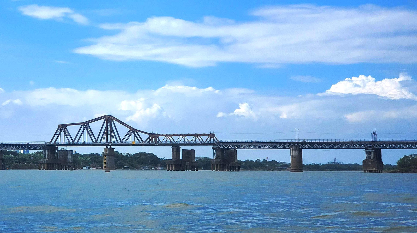 Cầu Long Biên trầm mặc