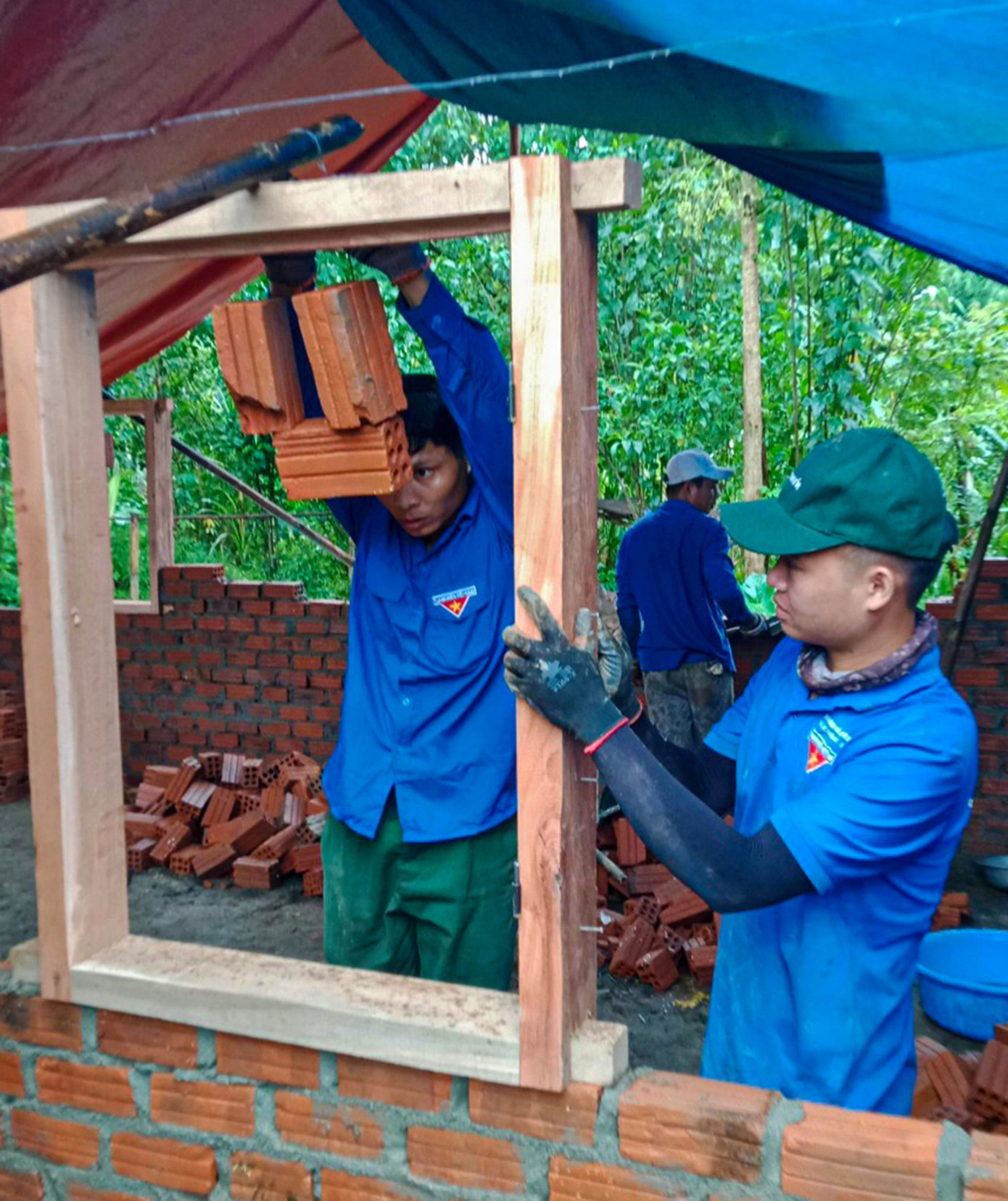 Hiên Cuôn (bìa phải) tận tình hướng dẫn anh em đoàn viên kỹ thuật xây dựng cơ bản. Ảnh: Nguyễn Thành Hiên Cuôn (bìa phải) tận tình hướng dẫn anh em đoàn viên kỹ thuật xây dựng cơ bản. Ảnh: Nguyễn Thành