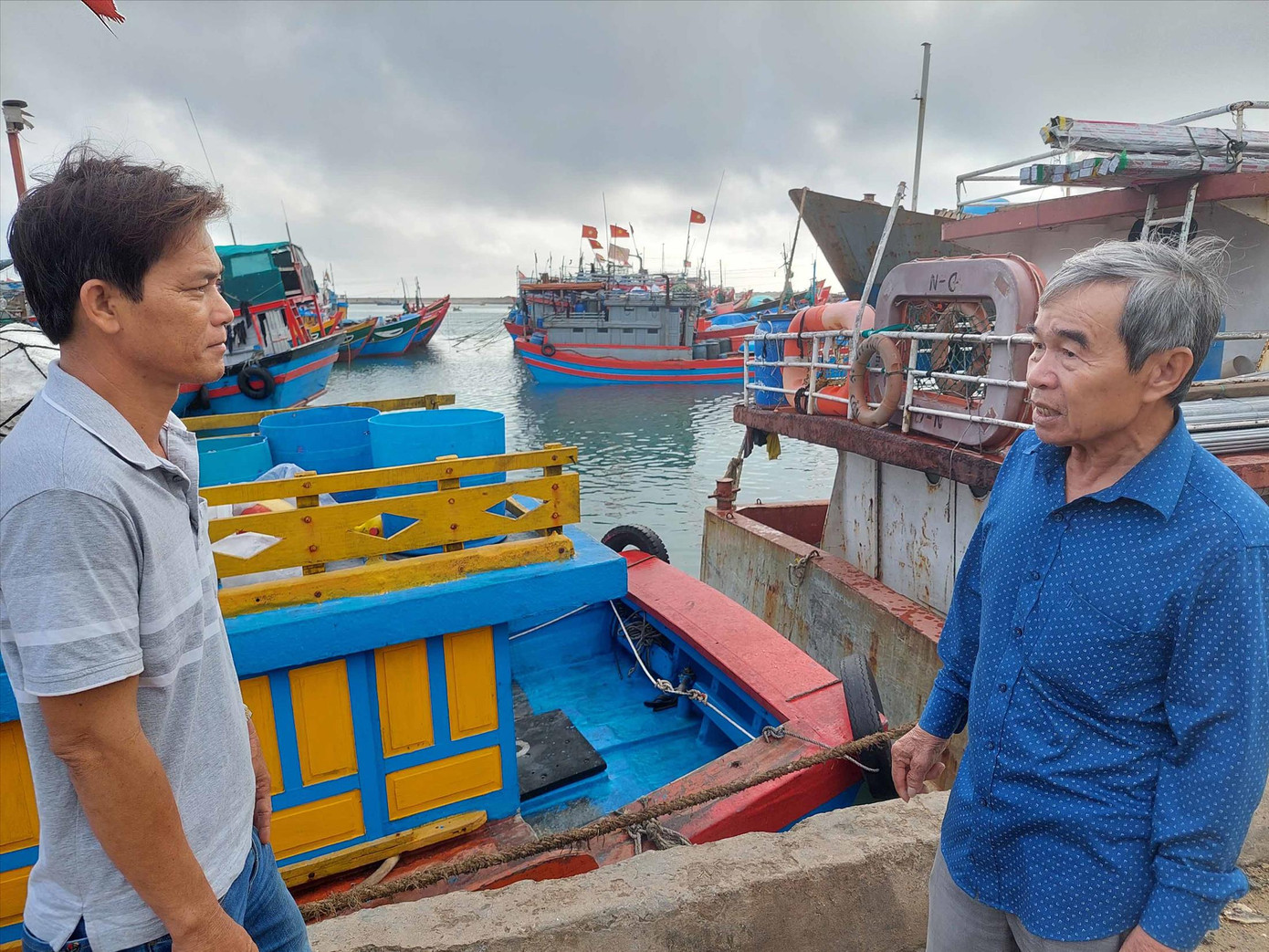 Sói già Nguyễn Quốc Chinh và thuyền trưởng kế cận Võ Văn Sơn. Ảnh: Trần Tuấn Sói già Nguyễn Quốc Chinh và thuyền trưởng kế cận Võ Văn Sơn. Ảnh: Trần Tuấn