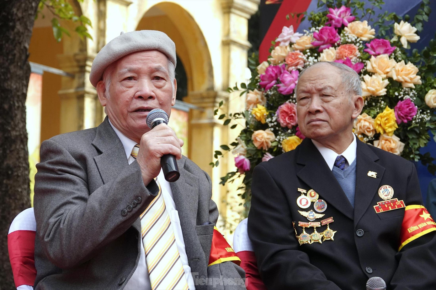 Đại tá phi công Hoàng Biểu (bên trái) và Đại tá phi công Vũ Đình Rạng - hai trong số ít các cựu phi công bay đêm trên tiêm kích MiG-21 của Sư đoàn Không quân 371 tham gia không chiến với máy bay Mỹ trong chiến tranh. Ảnh: Nguyễn Minh.