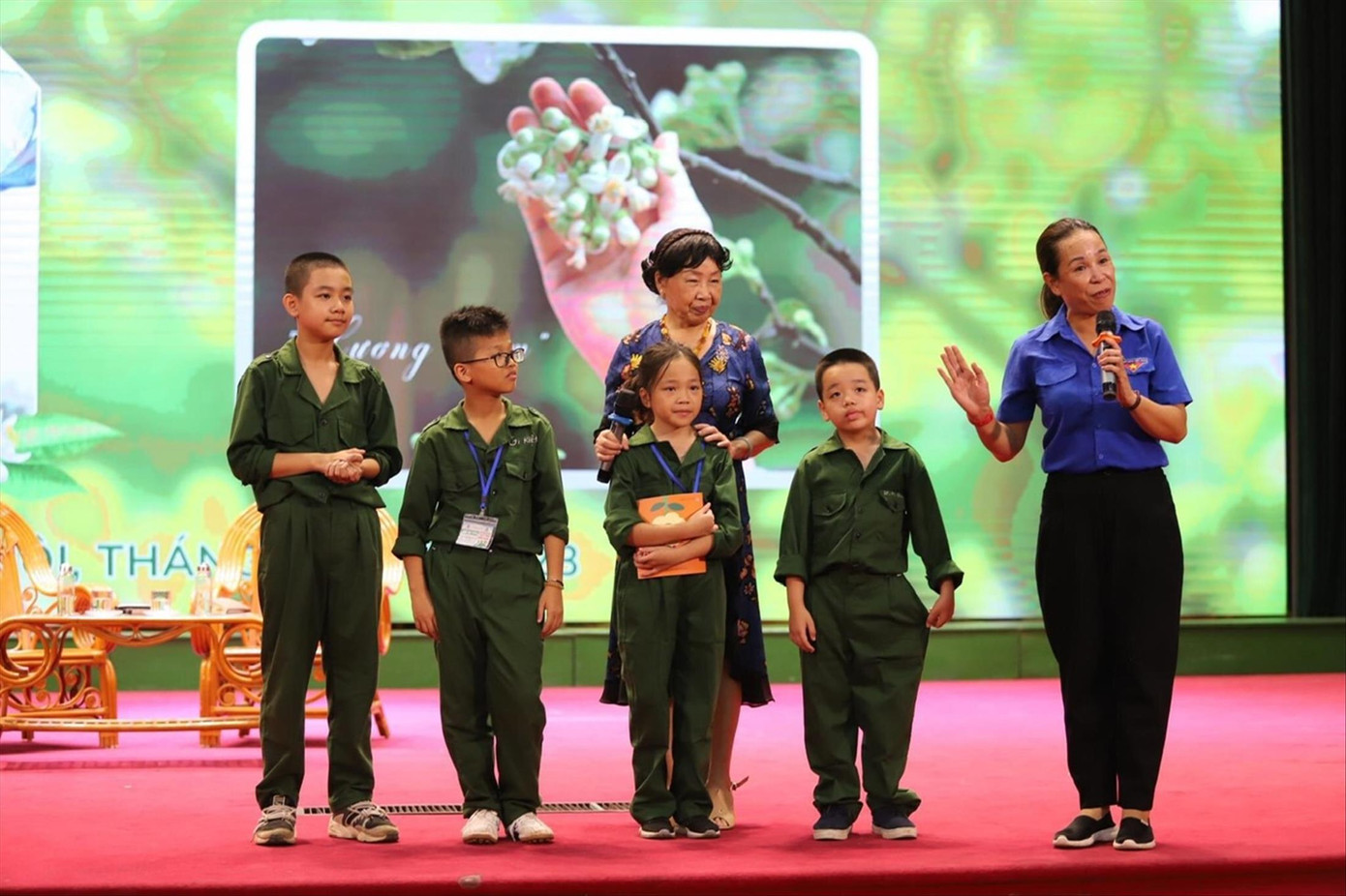 Chị Nguyễn Lệ Thủy, chuyên gia tâm lý giáo dục, báo Thiếu niên Tiền phong và Nhi đồng (bên phải) cùng các “chiến sĩ nhí”