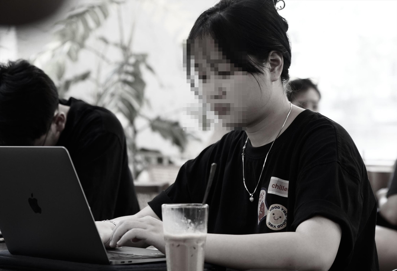 Bạn trẻ dễ dàng bị tấn công bởi tập thể ẩn danh trên mạng ảo. Ảnh: Châu Linh Bạn trẻ dễ dàng bị tấn công bởi tập thể ẩn danh trên mạng ảo. Ảnh: Châu Linh