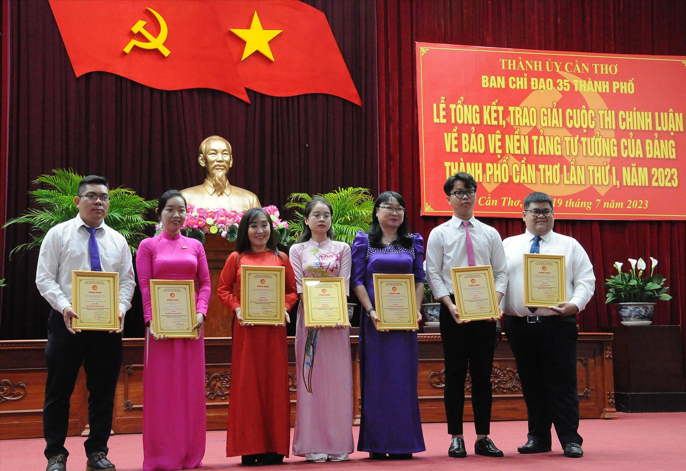 Các tác giả giành giải nhất cuộc thi. ẢNH: CẢNH KỲ