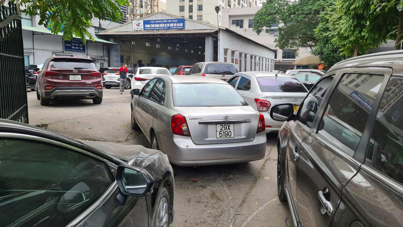 Xe ô tô xếp hàng dài trước trung tâm đăng kiểm 29.03V (Láng Thượng, Đống Đa) Xe ô tô xếp hàng dài trước trung tâm đăng kiểm 29.03V (Láng Thượng, Đống Đa)