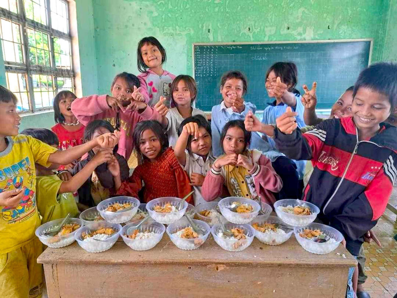 Mang đến sự đủ đầy và nụ cười hạnh phúc cho các em đang là nỗ lực của cả hệ thống chính trị